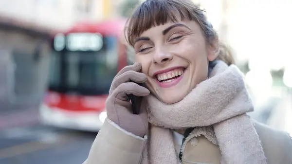 Jovem Caucasiana Sorrindo Falando Smartphone Rua — Fotografia de Stock