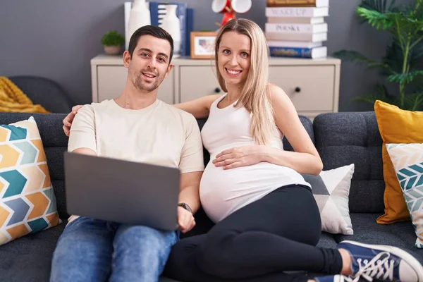 Hombre Mujer Pareja Usando Portátil Esperando Bebé Casa — Foto de Stock