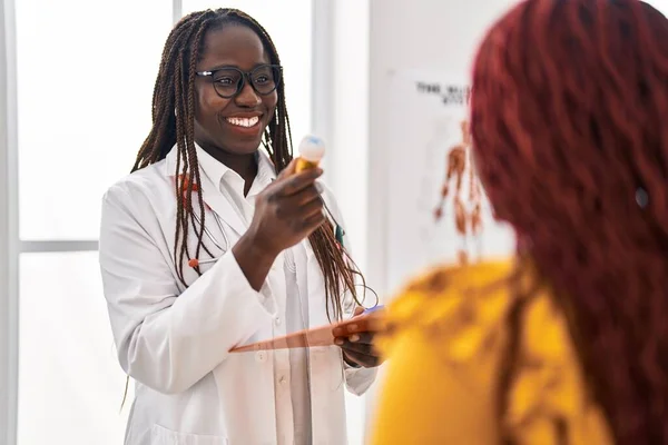 アフリカ系アメリカ人の女性医師と患者はクリニックで薬の治療を — ストック写真