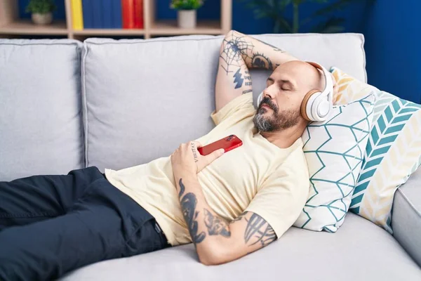 Young Bald Man Listening Music Sleeping Sofa Home — Stock Photo, Image