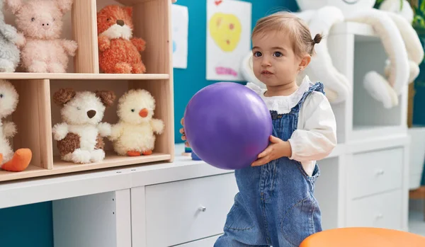 Liebenswertes Blondes Kleinkind Lächelt Selbstbewusst Und Hält Ball Kindergarten — Stockfoto