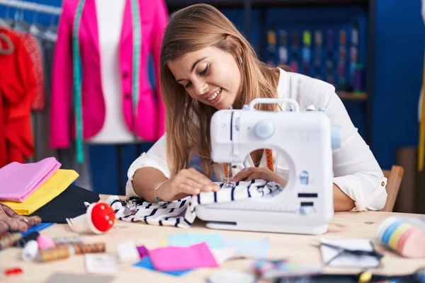 Young Woman Tailor Smiling Confident Using Sewing Machine Sewing Studio — Stock Photo, Image