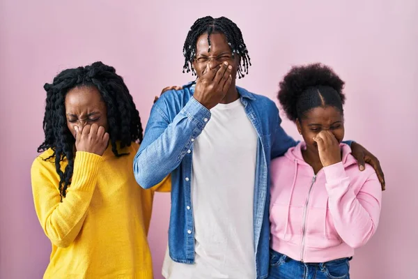 Группа Трех Молодых Черных Людей Стоящих Вместе Розовом Фоне Пахнущих — стоковое фото