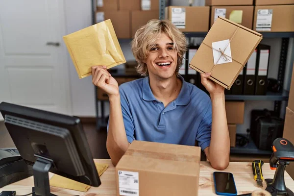 Fiatalember Dolgozik Kis Üzleti Kereskedelem Kezében Csomagok Mosolyogva Boldog Hűvös — Stock Fotó
