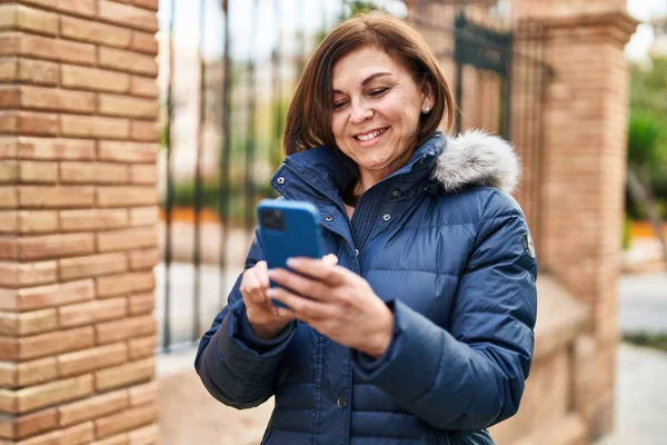 Medelålders Kvinna Ler Säkert Med Smartphone Gatan — Stockfoto