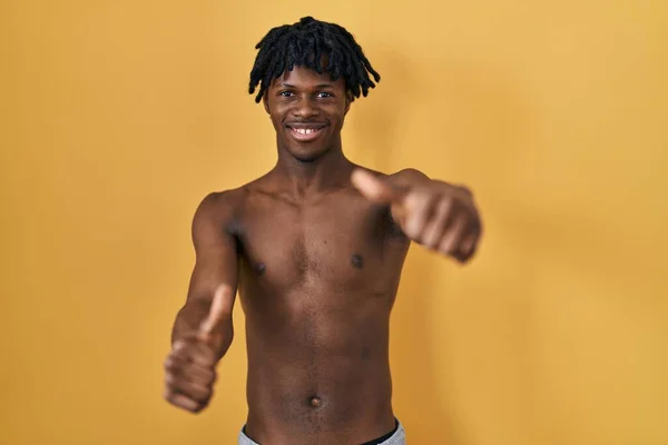Молодой Африканский Человек Дредами Стоящий Рубашки Одобряющий Позитивный Жест Рукой — стоковое фото