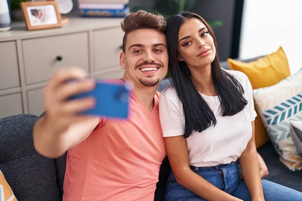 Man Och Kvinna Par Gör Selfie Med Smartphone Sitter Soffan — Stockfoto
