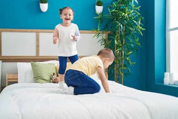 Twee Kinderen Glimlachen Vol Vertrouwen Springen Bed Slaapkamer — Stockfoto