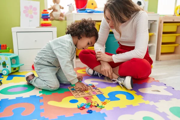 Teacher Toddler Playing Maths Puzzle Game Sitting Floor Kindergarten — Stockfoto