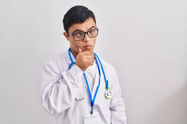 Ung Latinamerikan Man Med Nere Syndrom Bär Läkare Uniform Och — Stockfoto
