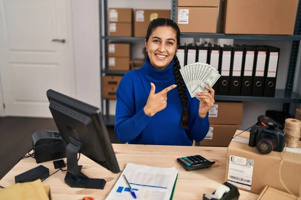 Young Hispanic Woman Working Small Business Ecommerce Holding Dollars Smiling — Stock Photo, Image