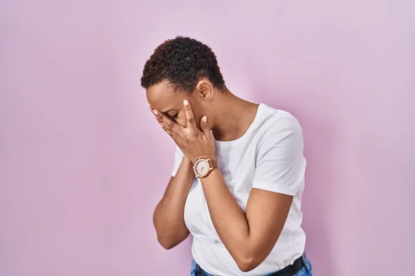 泣きながら手で顔を覆う悲しい表情でピンクの背景に立つ美しいアフリカ系アメリカ人女性 うつ病の概念 — ストック写真
