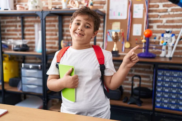Malý Hispánský Chlapec Nosí Studentský Batoh Drží Knihu Škole Usmívá — Stock fotografie