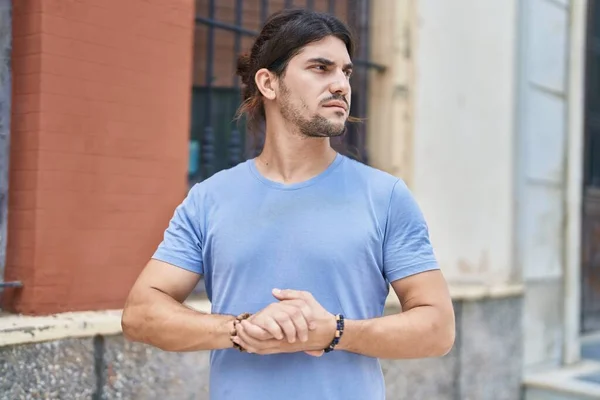 Young Hispanic Man Looking Side Relaxed Expression Street — Stock Photo, Image