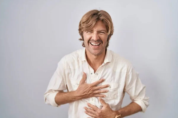 Hombre Mediana Edad Pie Sobre Fondo Aislado Sonriendo Riendo Voz — Foto de Stock