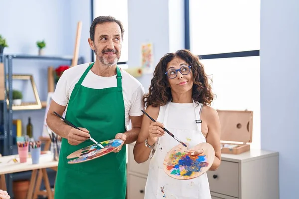 Middle Age Hispanic Couple Painting Art Studio Smiling Looking Side — Fotografia de Stock