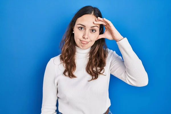 Young Hispanic Woman Standing Blue Background Worried Stressed Problem Hand — ストック写真