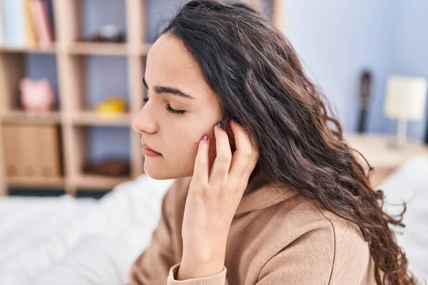 Young Hispanic Woman Sitting Bed Suffering Ear Pain Bedroom — Stockfoto