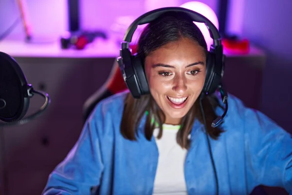 Молодая Красивая Латиноамериканка Стример Играющая Видеоигры Помощью Компьютера Игровой Комнате — стоковое фото