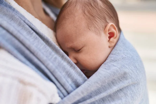 Madre Figlio Dormire Bambino Piedi Strada — Foto Stock