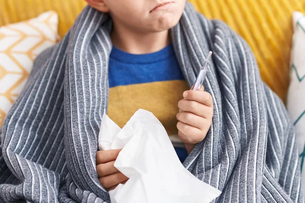 Uroczy Latynoski Chłopiec Trzymający Serwetkę Termometr Kanapie Domu — Zdjęcie stockowe