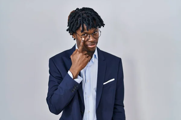Молодой Африканский Человек Дредами Деловой Куртке Белом Фоне Указывая Глаз — стоковое фото