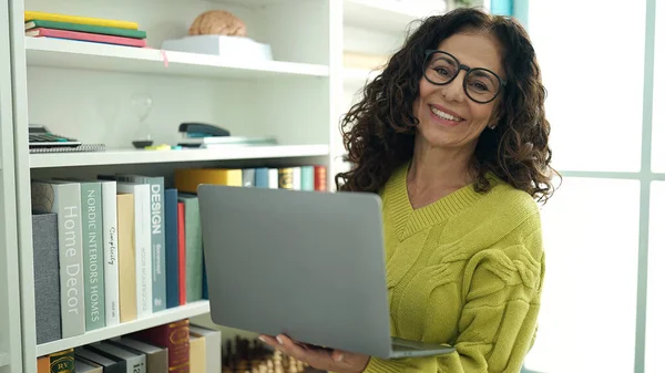 Middle Age Hispanic Woman Teacher Using Laptop Studying Library University — ストック写真