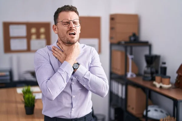 Young Hispanic Man Office Shouting Suffocate Because Painful Strangle Health — Stock Photo, Image