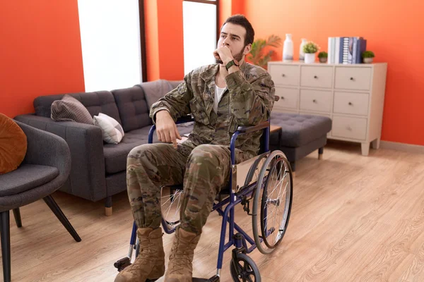 Junger Hispanischer Soldat Verletzt Rollstuhl Sitzend Ernstes Gesicht Über Frage — Stockfoto