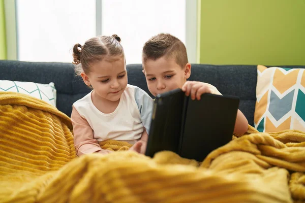 Duas Crianças Usando Touchpad Sentado Sofá Casa — Fotografia de Stock