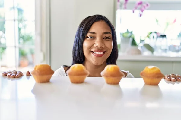 Hispanic Brunette Woman Looking Muffins Kitchen — Fotografia de Stock