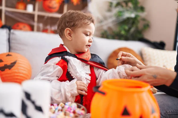 Uroczy Kaukaski Chłopiec Mając Halloween Party Rysunek Ręka Domu — Zdjęcie stockowe