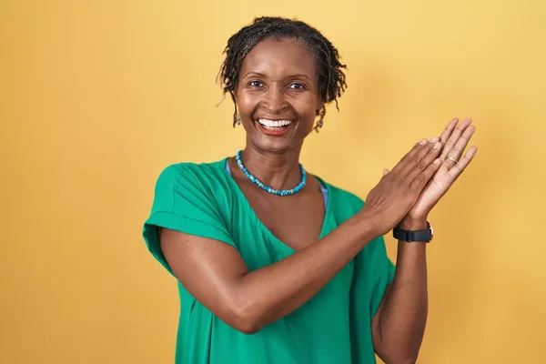 African Woman Dreadlocks Standing Yellow Background Clapping Applauding Happy Joyful — Stock Photo, Image