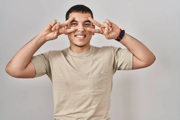 Jovem Árabe Homem Vestindo Casual Shirt Fazendo Paz Símbolo Com — Fotografia de Stock