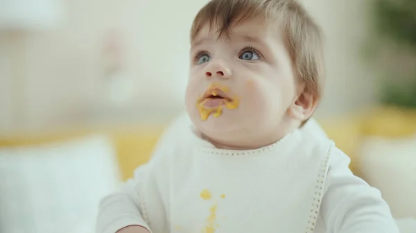 Sevimli Spanyol Bebek Sandalyeye Oturmuş Evde Yemek Yiyor — Stok fotoğraf