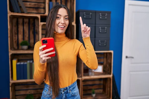 Akıllı Telefon Kullanan Genç Esmer Kadın Bir Fikre Soru Işaretine — Stok fotoğraf