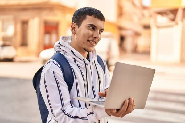 Νεαρός Φοιτητής Χρησιμοποιώντας Φορητό Υπολογιστή Στέκεται Στο Δρόμο — Φωτογραφία Αρχείου