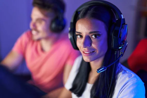 ゲームルームでコンピュータを使用してビデオゲームをプレイする男と女のストリーマー — ストック写真