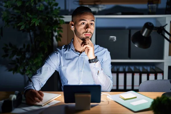 Young Hispanic Man Working Office Night Hand Chin Thinking Question — Stock Photo, Image