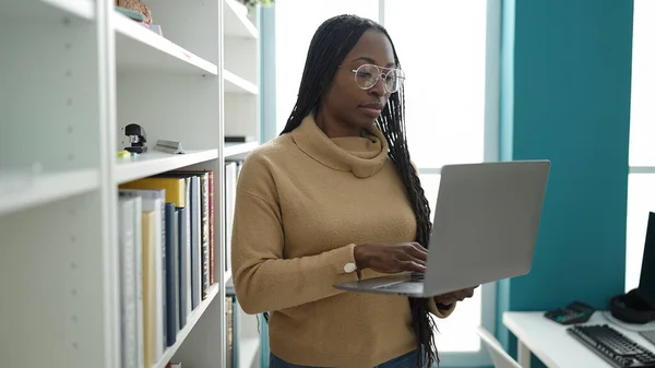 図書館大学でノートパソコンを使うアフリカ人女性 — ストック写真