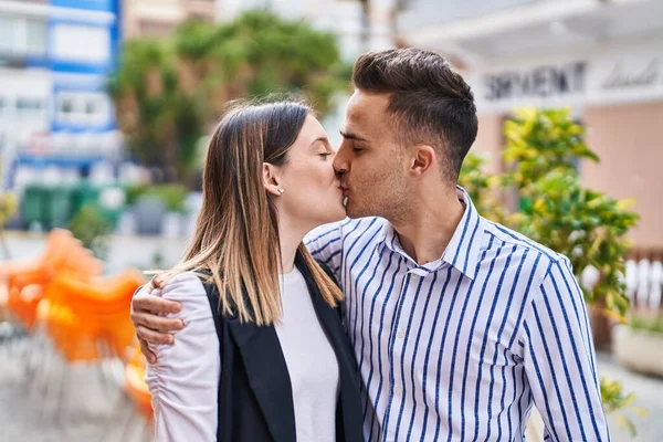 Man Woman Couple Hugging Each Other Kissing Street — Stok fotoğraf