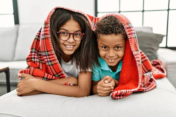 Irmão Irmã Cobrindo Com Cobertor Deitado Sofá Casa — Fotografia de Stock