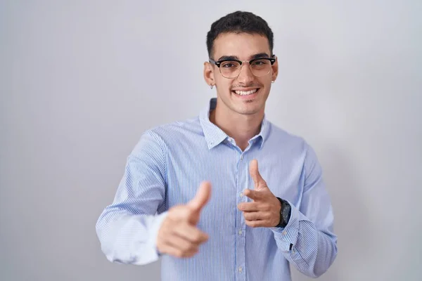 Hombre Hispano Guapo Usando Ropa Negocios Gafas Señalando Con Los — Foto de Stock