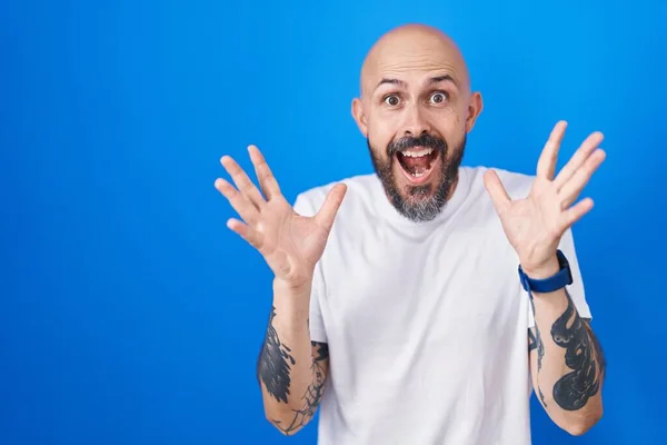 Hispanischer Mann Mit Tätowierungen Vor Blauem Hintergrund Der Verrückt Und — Stockfoto
