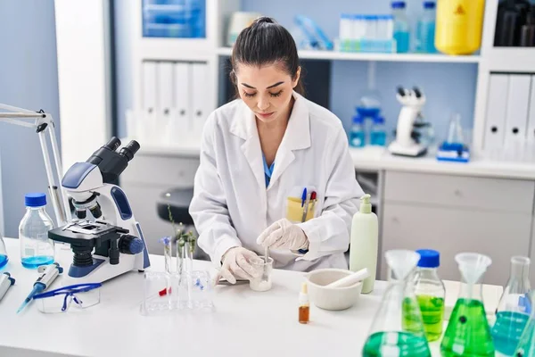 Young Beautiful Hispanic Woman Scientist Mixing Sample Laboratory — Foto de Stock