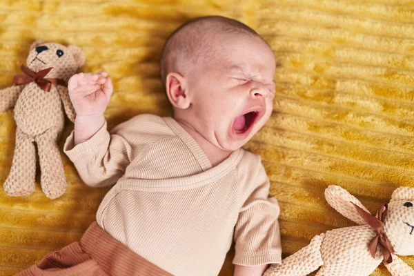 Schattige Blanke Baby Liggend Bed Geeuwen Slaapkamer — Stockfoto