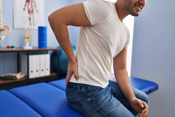 Hombre Hispano Joven Lesionado Paciente Fisioterapia Que Sufre Dolor Espalda — Foto de Stock