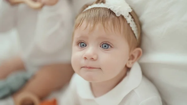 Bedårande Blond Baby Sitter Sängen Med Avslappnat Uttryck Sovrummet — Stockfoto