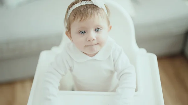 Αξιολάτρευτο Ξανθό Μωρό Κάθεται Καρεκλάκι Χαλαρή Έκφραση Στο Σπίτι — Φωτογραφία Αρχείου