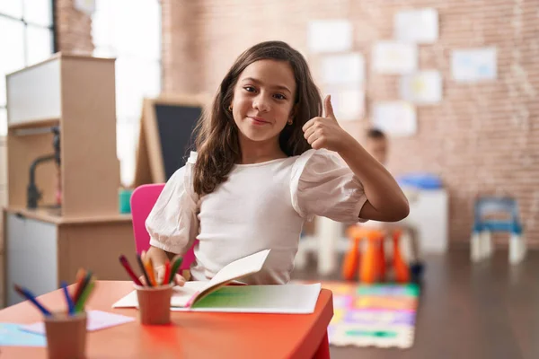 Pequena Menina Hispânica Pintura Escola Sorrindo Feliz Positivo Polegar Fazendo — Fotografia de Stock